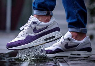 因?yàn)檫@些球鞋 我可能談不起女朋友