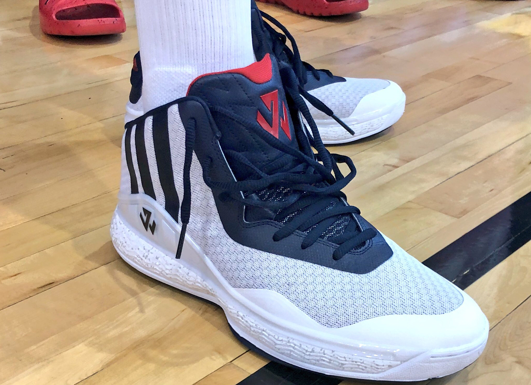 美國隊迷你訓練營上的球鞋,哈登穿著第三代戰靴(圖1)