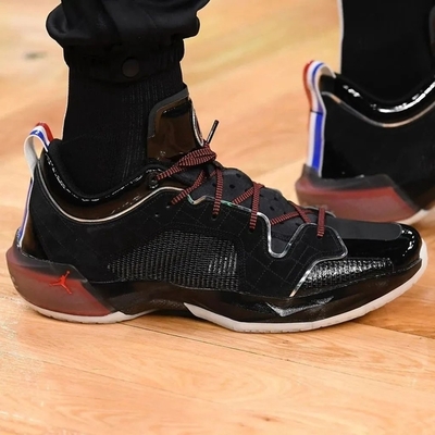 圣誕大戰球鞋合集 莫蘭特上腳簽名鞋，賽場戰靴亮點紛呈